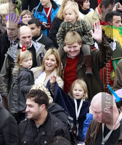 Scheveningen 13 november 2010
Prinses Maxima Prins WillemAlexander en Amalia Ariane en Alexia bij intocht sinterklaas.
Peter Smulders bv