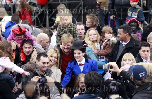 Scheveningen 13 november 2010
Prinses Maxima Prins WillemAlexander en Amalia Ariane en Alexia bij intocht sinterklaas. Noortje Helaar als Mary Poppins
Peter Smulders bv