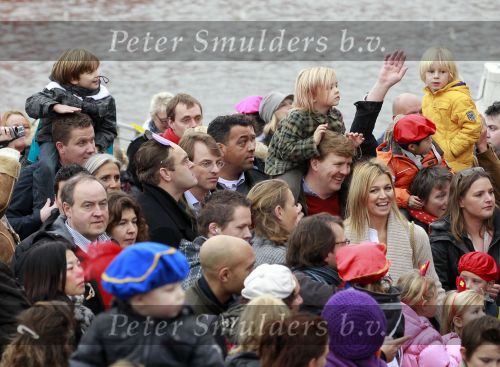 Scheveningen 13 november 2010
Prinses Maxima Prins WillemAlexander en Amalia Ariane en Alexia bij intocht sinterklaas.
Peter Smulders bv