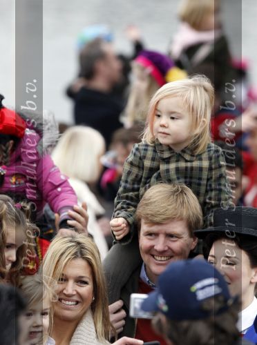 Scheveningen 13 november 2010
Prinses Maxima Prins WillemAlexander en Amalia Ariane en Alexia bij intocht sinterklaas.
Peter Smulders bv