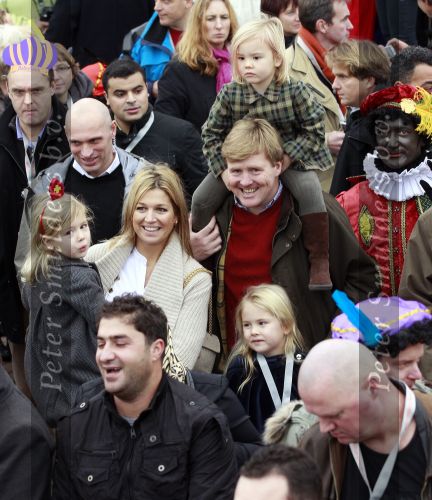 Scheveningen 13 november 2010
Prinses Maxima Prins WillemAlexander en Amalia Ariane en Alexia bij intocht sinterklaas.
Peter Smulders bv