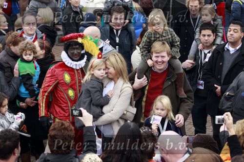 Scheveningen 13 november 2010
Prinses Maxima Prins WillemAlexander en Amalia Ariane en Alexia bij intocht sinterklaas.
Peter Smulders bv