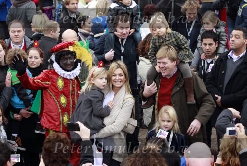 Scheveningen 13 november 2010
Prinses Maxima Prins WillemAlexander en Amalia Ariane en Alexia bij intocht sinterklaas.
Peter Smulders bv