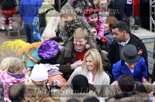 Scheveningen 13 november 2010
Prinses Maxima Prins WillemAlexander en Amalia Ariane en Alexia bij intocht sinterklaas.
Peter Smulders bv
