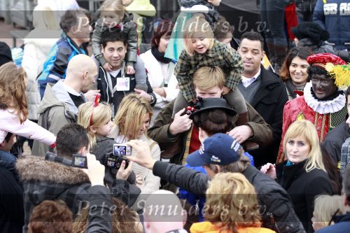 Scheveningen 13 november 2010
Prinses Maxima Prins WillemAlexander en Amalia Ariane en Alexia bij intocht sinterklaas.
Peter Smulders bv