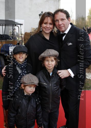 Kaatsheuvel 21 november 2010
Premiere Kruimeltje in het eftelingtheater. Robert Leroy met zoons en zwangere vrouw
Peter Smulders bv