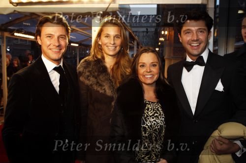 Amsterdam 28 november 2010
Opening Nieuwe de la Mar theater en premiere Le cage aux folles. Martijn en Sander Lusink met vriendinnen
Peter Smulders bv