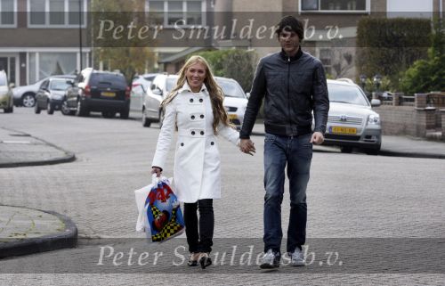 Volendam 18 november 2010
Jan Smit en zijn vriendin Lisa hebben een dochter gekregen die de naam Emma heeft gekregen. Opa Oma en zussen komen op bezoek. Simon Keizer met vriendin
Peter Smulders bv