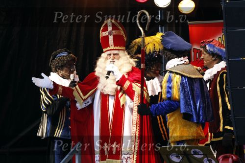 Scheveningen 13 november 2010
Prinses Maxima Prins WillemAlexander en Amalia Ariane en Alexia bij intocht sinterklaas.
Peter Smulders bv