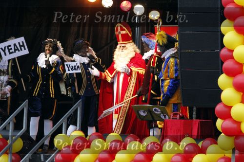 Scheveningen 13 november 2010
Prinses Maxima Prins WillemAlexander en Amalia Ariane en Alexia bij intocht sinterklaas.
Peter Smulders bv