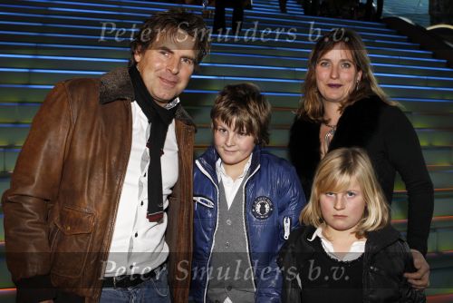 Amsterdam 27 november 2010
Toine v Peperstraten met vrouw en kindereen bij premiere bij pathe arena.
Peter Smulders bv