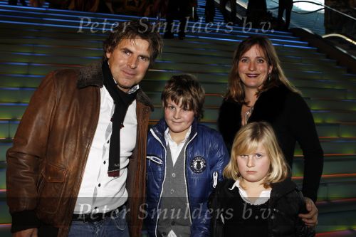 Amsterdam 27 november 2010
Toine v Peperstraten met vrouw en kindereen bij premiere bij pathe arena.
Peter Smulders bv