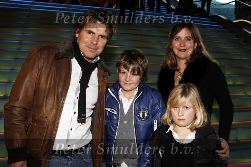 Amsterdam 27 november 2010
Toine v Peperstraten met vrouw en kindereen bij premiere bij pathe arena.
Peter Smulders bv