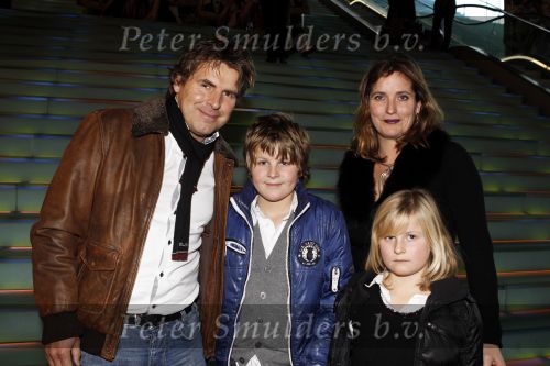 Amsterdam 27 november 2010
Toine v Peperstraten met vrouw en kindereen bij premiere bij pathe arena.
Peter Smulders bv