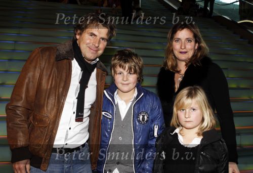 Amsterdam 27 november 2010
Toine v Peperstraten met vrouw en kindereen bij premiere bij pathe arena.
Peter Smulders bv
