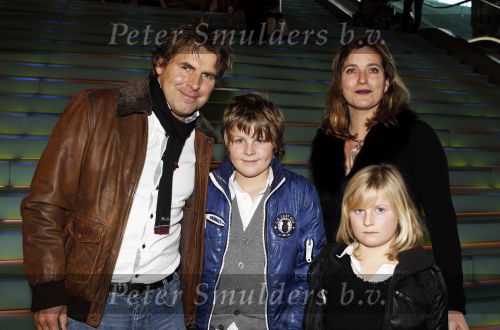Amsterdam 27 november 2010
Toine v Peperstraten met vrouw en kindereen bij premiere bij pathe arena.
Peter Smulders bv