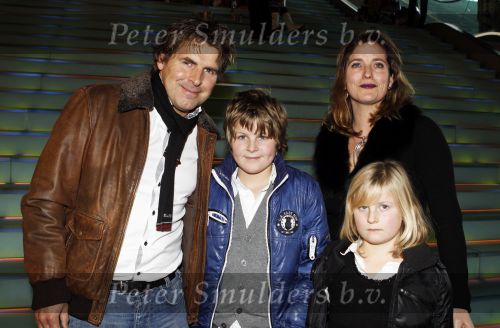 Amsterdam 27 november 2010
Toine v Peperstraten met vrouw en kindereen bij premiere bij pathe arena.
Peter Smulders bv