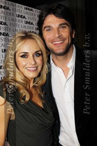 Amsterdam 10 november 2010
Presentatie boek van LINDA door Linda de Mol. Bram Moszkowicz en Eva Jinek nemen het eerste boek in ontvangst. Xander de Buisonje met zijn vrouw Sophie
Peter Smulders bv
