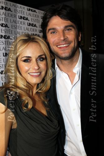 Amsterdam 10 november 2010
Presentatie boek van LINDA door Linda de Mol. Bram Moszkowicz en Eva Jinek nemen het eerste boek in ontvangst. Xander de Buisonje met zijn vrouw Sophie
Peter Smulders bv
