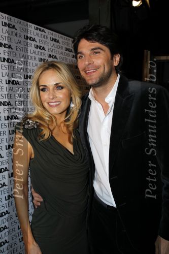 Amsterdam 10 november 2010
Presentatie boek van LINDA door Linda de Mol. Bram Moszkowicz en Eva Jinek nemen het eerste boek in ontvangst. Xander de Buisonje met zijn vrouw Sophie
Peter Smulders bv