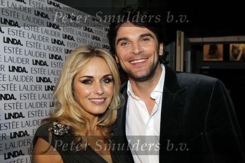 Amsterdam 10 november 2010
Presentatie boek van LINDA door Linda de Mol. Bram Moszkowicz en Eva Jinek nemen het eerste boek in ontvangst. Xander de Buisonje met zijn vrouw Sophie
Peter Smulders bv