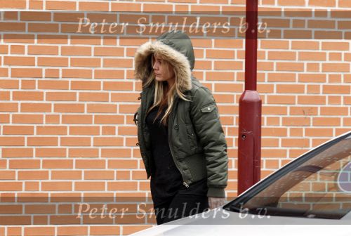 Amsterdam/Amstelveen 8 november 2010
Zangeres Anouk met jas en capuchon op straat.
Peter Smulders bv