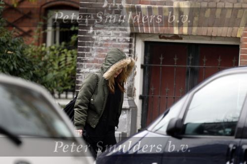 Amsterdam/Amstelveen 8 november 2010
Zangeres Anouk met jas en capuchon op straat.
Peter Smulders bv
