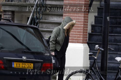 Amsterdam/Amstelveen 8 november 2010
Zangeres Anouk met jas en capuchon op straat.
Peter Smulders bv