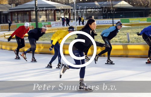Amsterdam 19 december 2011
Amanda Krabbe aan het trainen voor de marathon op de weisensee op de jaap eden schaatsbaan.
Peter Smulders bv