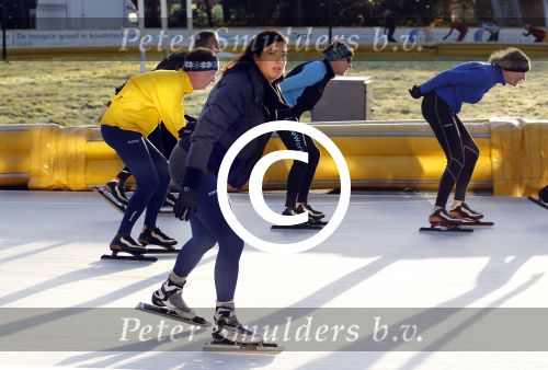 Amsterdam 19 december 2011
Amanda Krabbe aan het trainen voor de marathon op de weisensee op de jaap eden schaatsbaan.
Peter Smulders bv