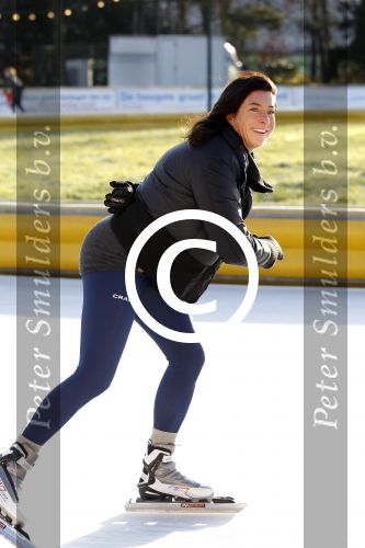 Amsterdam 19 december 2011
Amanda Krabbe is aan het trainen voor de marathon op de weisensee.
Dit is pas haar derde keer op schaatsen. Ze traint op de Jaap Eden baan.
Peter Smulders bv