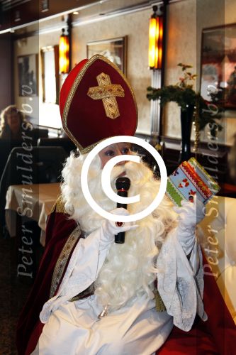 Volendam 24 november 2011
Presentatie dvd Nick en Simon symphonica in Rosso. Angela Groothuizen als sinterklaas en Monique Smit als kerstman reikten ze uit
Peter Smulders bv