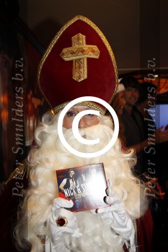 Volendam 24 november 2011
Presentatie dvd Nick en Simon symphonica in Rosso. Angela Groothuizen als sinterklaas en Monique Smit als kerstman reikten ze uit
Peter Smulders bv