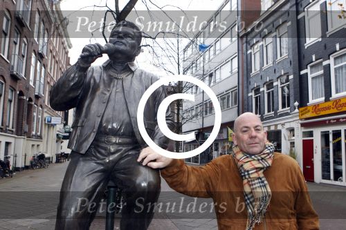 Amsterdam 4 december 2011
Arie Hazes bij het beeld van zijn broer Andre op de albert Cuyp.
Peter Smulders bv