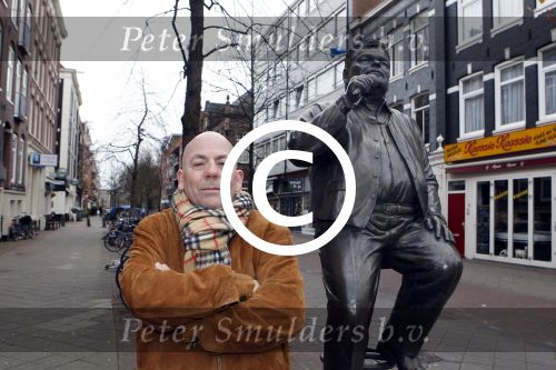 Amsterdam 4 december 2011
Arie Hazes bij het beeld van zijn broer Andre op de albert Cuyp.
Peter Smulders bv