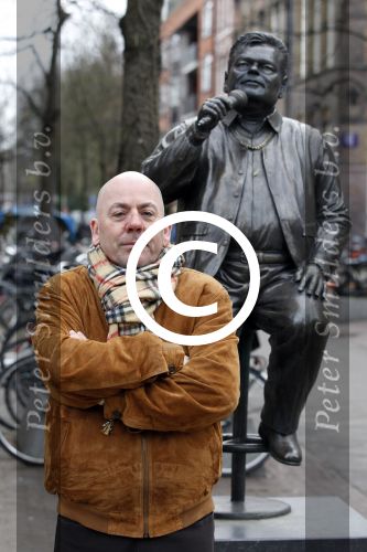 Amsterdam 4 december 2011
Arie Hazes bij het beeld van zijn broer Andre op de albert Cuyp.
Peter Smulders bv