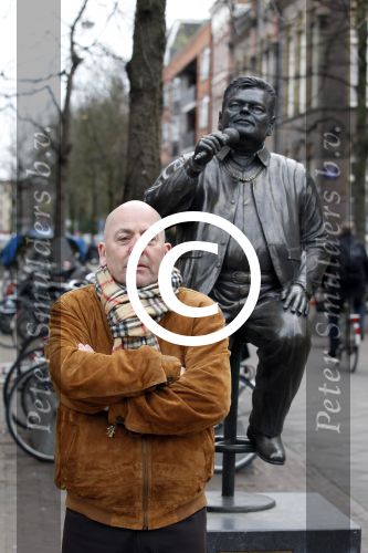 Amsterdam 4 december 2011
Arie Hazes bij het beeld van zijn broer Andre op de albert Cuyp.
Peter Smulders bv