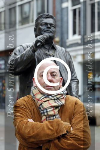Amsterdam 4 december 2011
Arie Hazes bij het beeld van zijn broer Andre op de albert Cuyp.
Peter Smulders bv