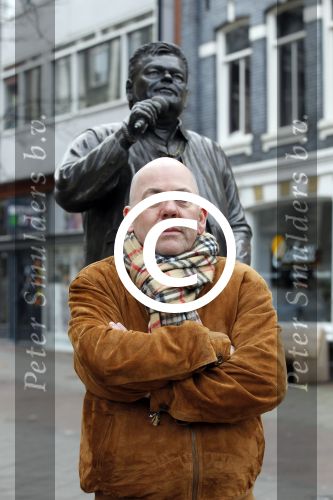 Amsterdam 4 december 2011
Arie Hazes bij het beeld van zijn broer Andre op de albert Cuyp.
Peter Smulders bv