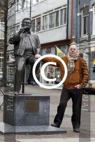 Amsterdam 4 december 2011
Arie Hazes bij het beeld van zijn broer Andre op de albert Cuyp.
Peter Smulders bv