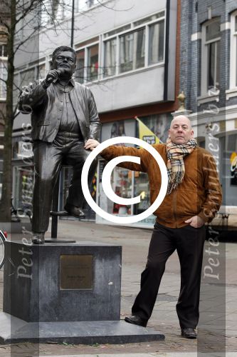 Amsterdam 4 december 2011
Arie Hazes bij het beeld van zijn broer Andre op de albert Cuyp.
Peter Smulders bv