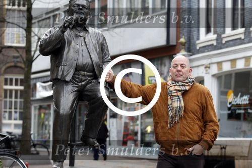 Amsterdam 4 december 2011
Arie Hazes bij het beeld van zijn broer Andre op de albert Cuyp.
Peter Smulders bv