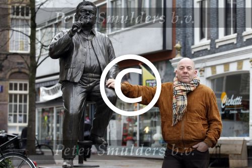 Amsterdam 4 december 2011
Arie Hazes bij het beeld van zijn broer Andre op de albert Cuyp.
Peter Smulders bv