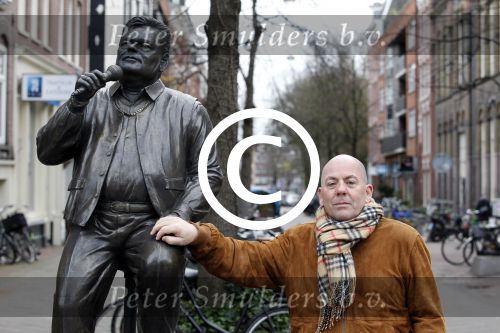 Amsterdam 4 december 2011
Arie Hazes bij het beeld van zijn broer Andre op de albert Cuyp.
Peter Smulders bv