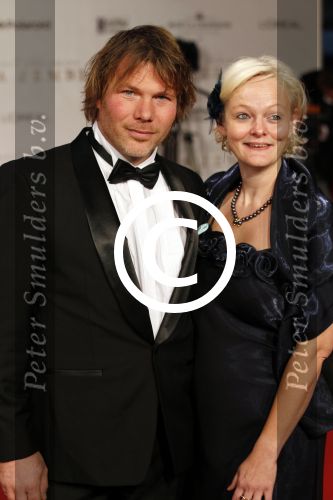 Amsterdam 21 november 2011
Premiere Nova Zembla in het RAI theater. De film is geregisseerd door Reinout Oerlemans en Robert de Hoog en Doutzen Kroes spelen de hoofdrollen.
Prinses Maxima en prins Wilem Alexander zijn de eregasten. Arjan Duine met partner
Peter Smulders bv