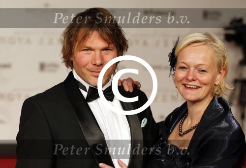Amsterdam 21 november 2011
Premiere Nova Zembla in het RAI theater. De film is geregisseerd door Reinout Oerlemans en Robert de Hoog en Doutzen Kroes spelen de hoofdrollen.
Prinses Maxima en prins Wilem Alexander zijn de eregasten. Arjan Duine met partner
Peter Smulders bv