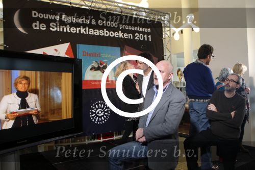 Amsterdam 14 november 2011
Presentatie Douwe Egberts sinterklaasboeken vak Yvon Jaspers Arjan Ederveen en Ronald Giphart gepresentaeerd door Renate Verbaan in de bibliotheek van Amsterdam.
Peter Smulders bv