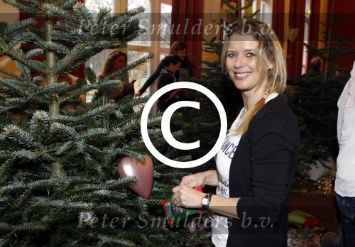 Amsterdam 8 december 2011
Bn ers tuigen kerstboom op voor het goede doel in artis. De aktie is mogelijk gemaakt door Sky radio. Babette v Veen met zus
Peter Smulders bv