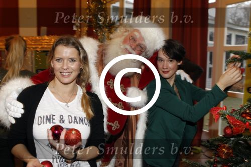 Amsterdam 8 december 2011
Bn ers tuigen kerstboom op voor het goede doel in artis. De aktie is mogelijk gemaakt door Sky radio. Babette v Veen met zus
Peter Smulders bv
