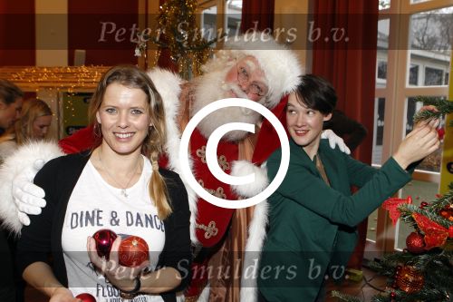 Amsterdam 8 december 2011
Bn ers tuigen kerstboom op voor het goede doel in artis. De aktie is mogelijk gemaakt door Sky radio. Babette v Veen met zus
Peter Smulders bv